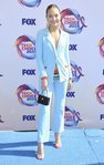 Maddie Ziegle con un traje de Chanel en los Premios Teen Choice 2019
