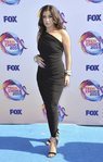 Lauren Jauregui de negro ajustado en los Premios Teen Choice 2019