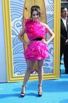 Laura Marano con un vestido fucsia en los Premios Teen Choice 2019