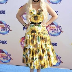 Tori Spelling con un vestido de girasoles en los Premios Teen Choice 2019