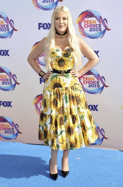 Tori Spelling con un vestido de girasoles en los Premios Teen Choice 2019