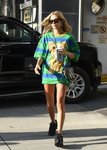Hailey Baldwin se rinde a la tendencia sporty chic en su última aparición