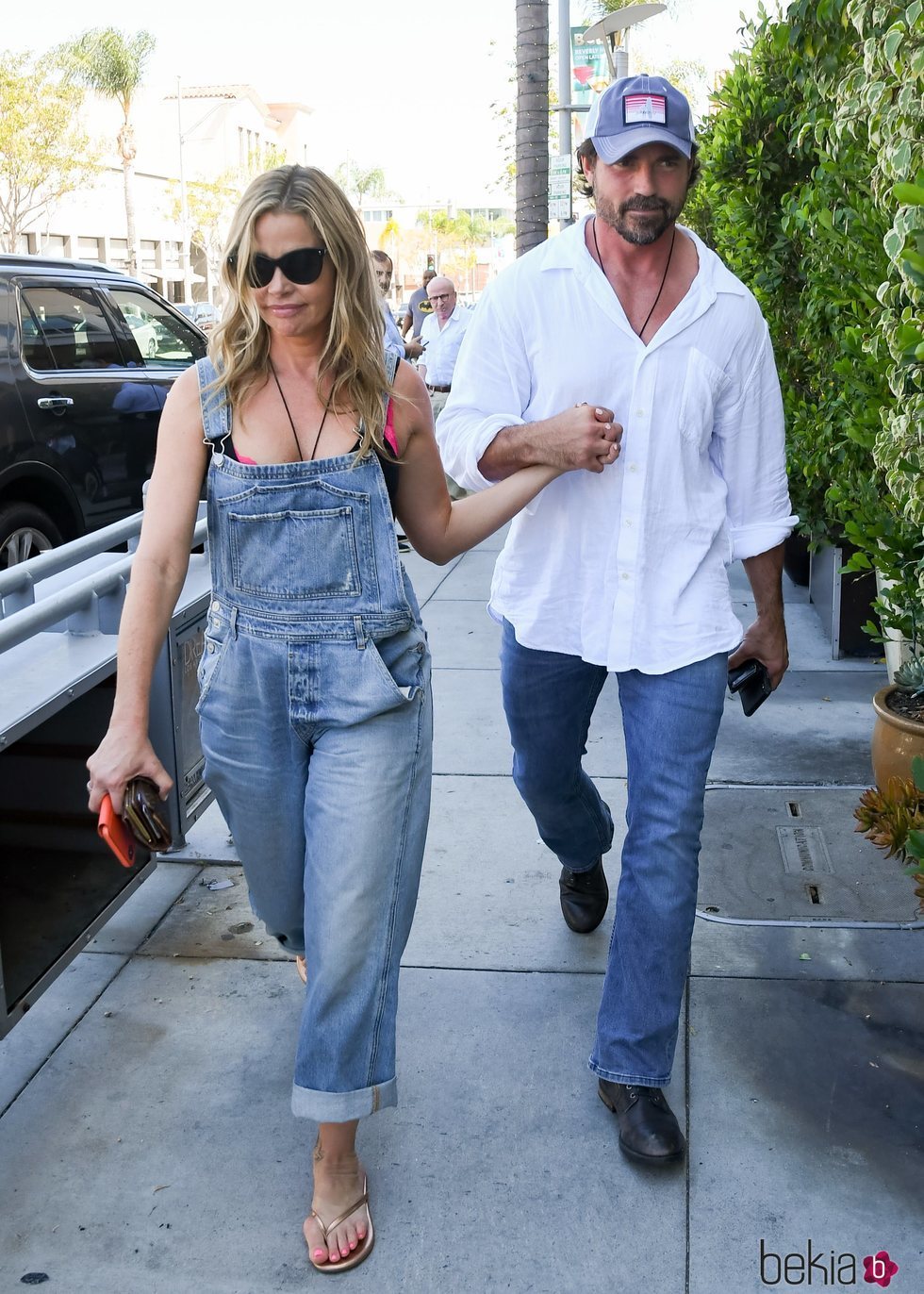Denise Richards en peto vaquero y chanclas de dedo paseando por las calles de Nueva York