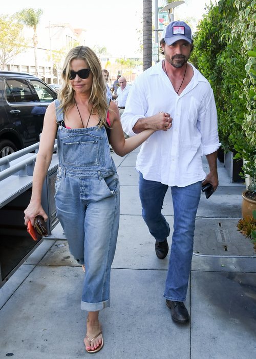 Denise Richards en peto vaquero y chanclas de dedo paseando por las calles de Nueva York