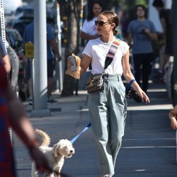 Natalie Portman paseando a su perro por las calles de California
