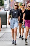 Shorts denim y camiseta de algodón la combinación perfecta de Gigi Hadid