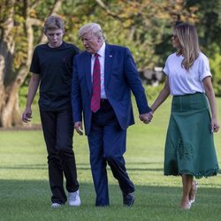 Melania Trump, elegante y sencilla en la Base de San Andrews