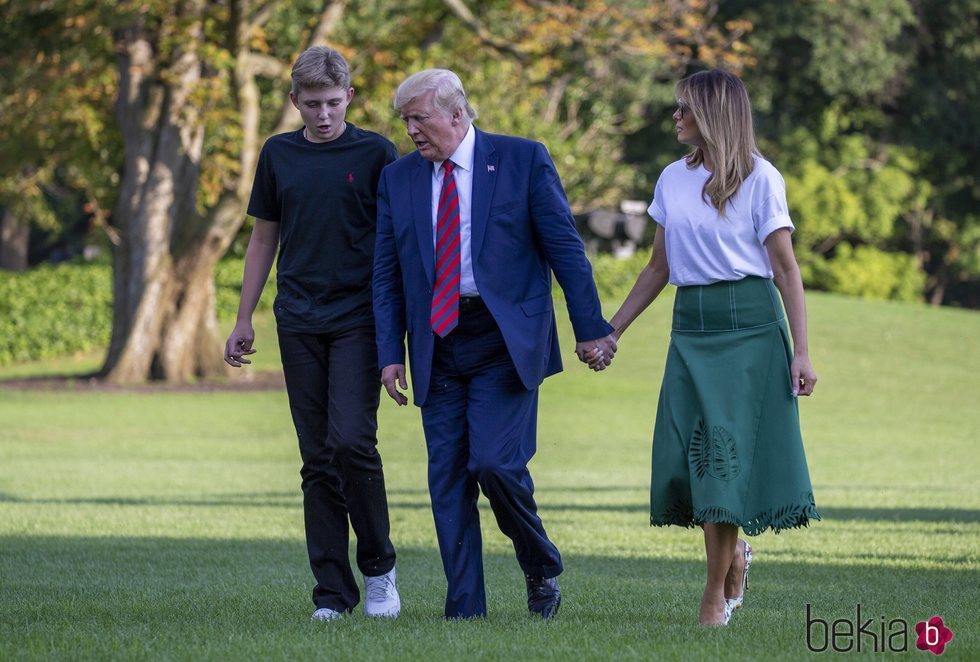 Melania Trump, elegante y sencilla en la Base de San Andrews