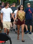 Alessandra Ambrosio con un look aburrido y muy juvenil en Venice Beach
