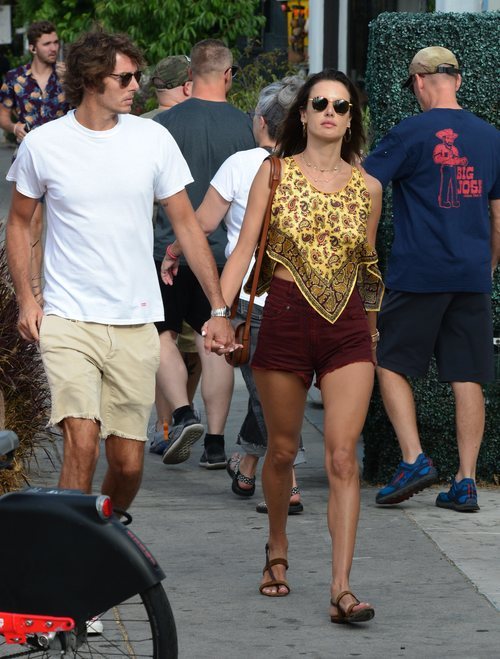 Alessandra Ambrosio con un look aburrido y muy juvenil en Venice Beach