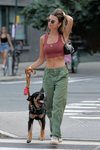 Emily Ratajkowski reinventa el estilo 'dogwalker' en la Gran Manzana