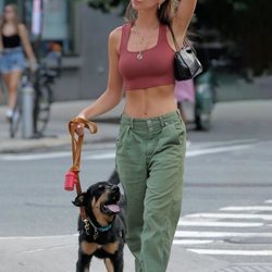 Emily Ratajkowski reinventa el estilo 'dogwalker' en la Gran Manzana