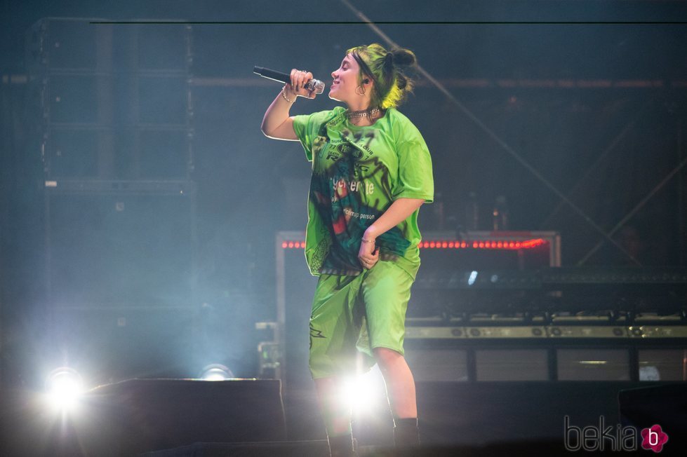 Billie Eilish de verde flúor en el Festival MS Dockville de Hamburg