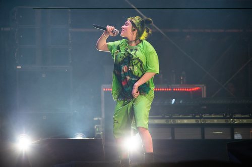 Billie Eilish de verde flúor en el Festival MS Dockville de Hamburg