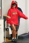 Hailey Baldwin en sudadera y deportivas en LA