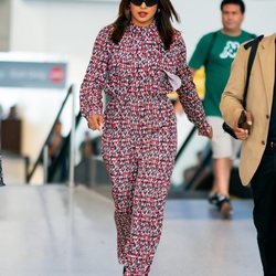Priyanka Chopra adelanta la tendencia del otoño: el mono largo de flores