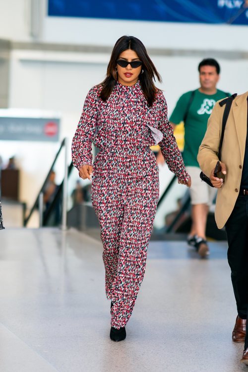 Priyanka Chopra adelanta la tendencia del otoño: el mono largo de flores