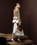 Abrigo con lazada de la colección otoño/invierno 2019/2020 de Fendi