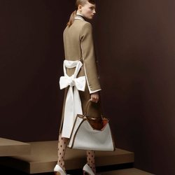 Abrigo con lazada de la colección otoño/invierno 2019/2020 de Fendi