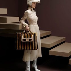 Vestido blanco de la colección otoño/invierno 2019/2020 de Fendi