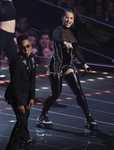 Rosalía con un corsé negro y pedrería durante en los Premios MTV VMAs 2019