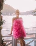 Chiara Ferragni con un minivestido rosa de plumas de Attico en un evento de Lâncome