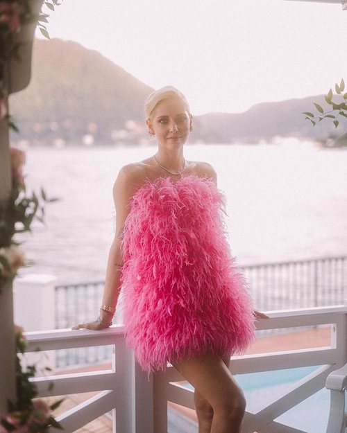 Chiara Ferragni con un minivestido rosa de plumas de Attico en un evento de Lâncome