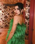 Dua Lipa con un minivestido verde de plumas de Attico