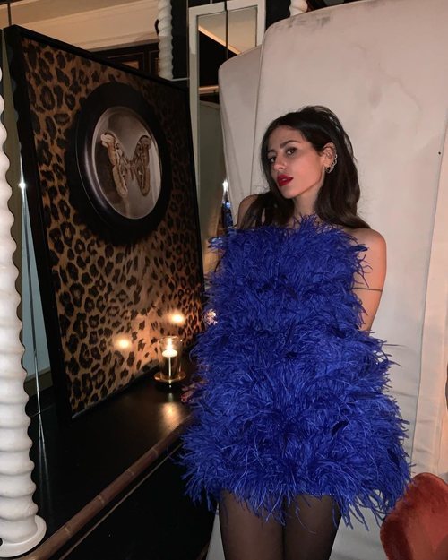 Gilda Ambrosio con un minivestido azul de plumas de Attico