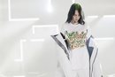 Billie Eilish con total white look de la colección Billie Eilish x Bershka