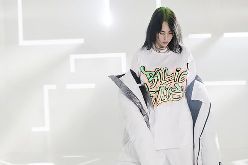 Billie Eilish con total white look de la colección Billie Eilish x Bershka