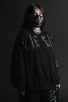 Billie Eilish con chándal negro de terciopelo de la colección Billie Eilish x Bershka