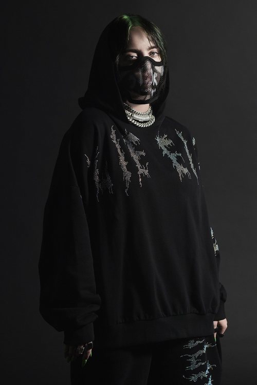Billie Eilish con chándal negro de terciopelo de la colección Billie Eilish x Bershka