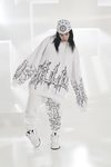 Billie Eilish con chándal blanco de la colección Billie Eilish x Bershka