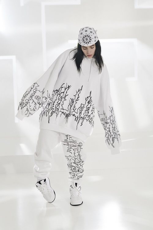 Billie Eilish con chándal blanco de la colección Billie Eilish x Bershka
