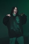 Billie Eilish con sudadera negra con fotografía de Billie Eilish de la colección Billie Eilish x Bershka