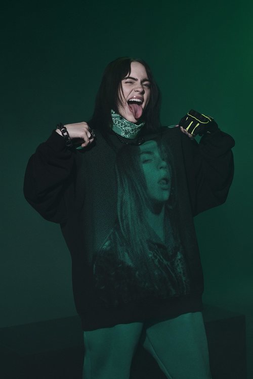 Billie Eilish con sudadera negra con fotografía de Billie Eilish de la colección Billie Eilish x Bershka