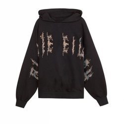 Sudadera negra con detalles de tachuelas de la colección Billie Eilish x Bershka