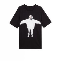 Camiseta negra con silueta de Billie Eilish de la colección Billie Eilish x Bershka