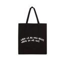 Totebag negra serigrafiada con mensaje de la colección Billie Eilish x Bershka