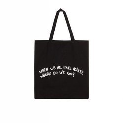 Totebag negra serigrafiada con mensaje de la colección Billie Eilish x Bershka