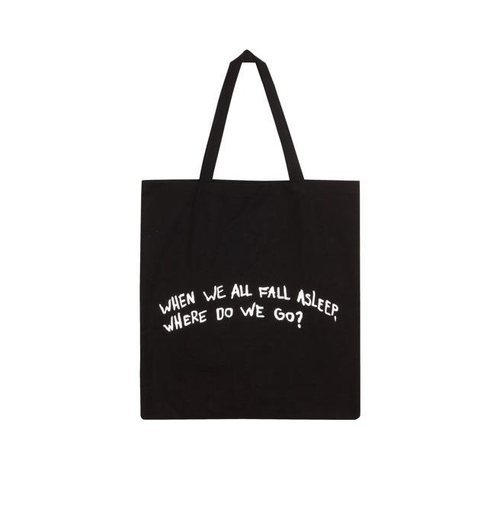 Totebag negra serigrafiada con mensaje de la colección Billie Eilish x Bershka