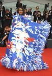 Iman con un vestido de Valentino en la premiere de 'Truth' en el Festival de Venecia 2019