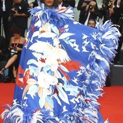 Iman con un vestido de Valentino en la premiere de 'Truth' en el Festival de Venecia 2019