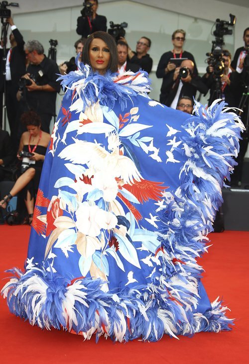 Iman con un vestido de Valentino en la premiere de 'Truth' en el Festival de Venecia 2019