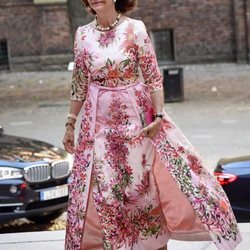 La Reina Silvia de Suecia con un vestido satinado de flores en el City Hall de Estocolmo