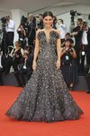 Alessandra Mastronardi con vestido de Armani Privé en la premiere de 'Truth' en el Festival de Venecia 2019