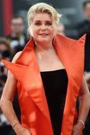 Catherine Deneuve con vestido y maxi chaleco de Jean Paul Gaultier en la premiere de 'Truth' en el Festival de Venecia 2019