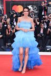 Paola Turani con vestido de Pleasedontbuy en la premiere de 'Marriage Story' en el Festival de Venecia 2019