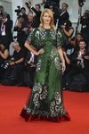 Laura Dern con un vesito de Gucci en la premiere de 'Marriage Story' en el Festival de Venecia 2019